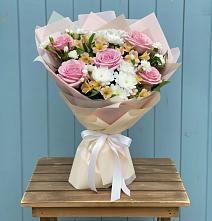 Букет цветов из:  Гвоздики, Орхидеи и Розы в Красный Бор