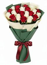 Букет Микс из красных и белых роз в Красный Бор