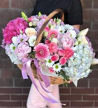 Композиция солнечный день в Красный Бор Цветочная композиция из Розы, Хризантемы, Пионы и Лизиантусы в корзине в Красный Бор