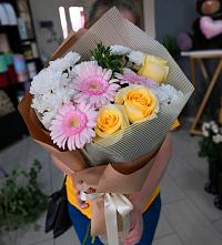 Букет цветов из:  Герберы, Розы и Хризантемы в Красный Бор