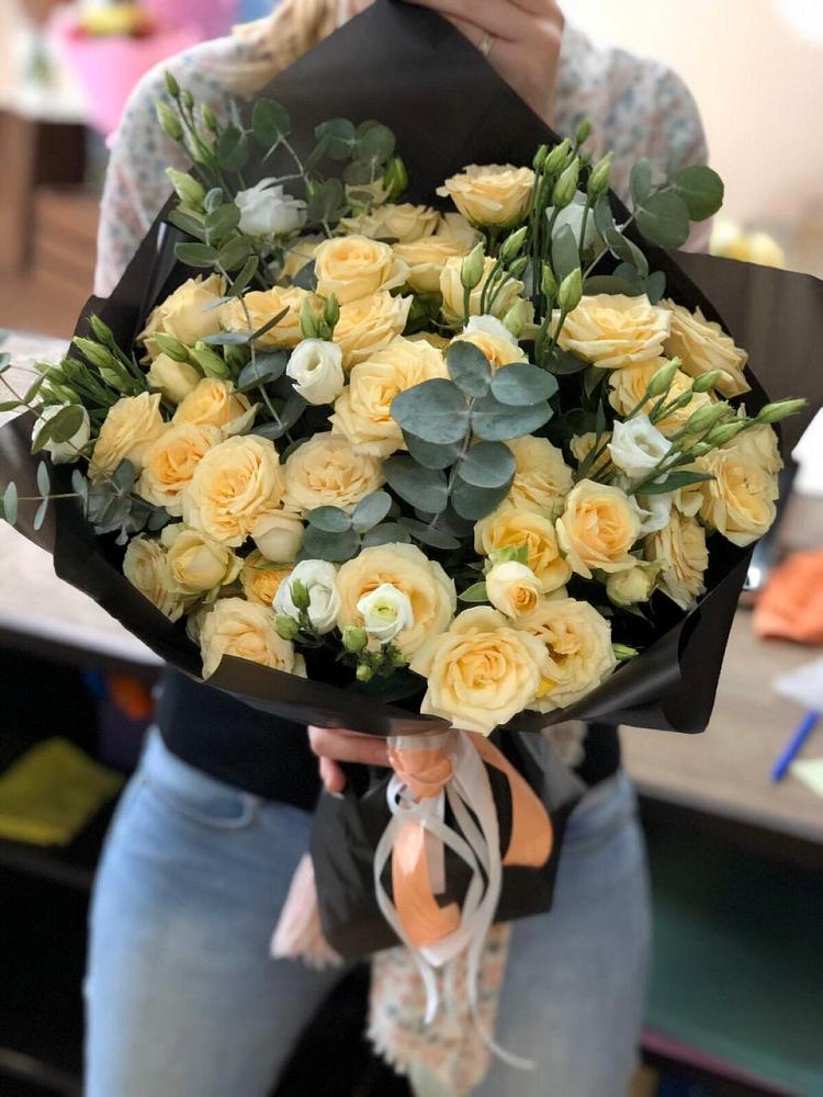 Букет цветов из: Розы и Лизиантусы в Красный Бор