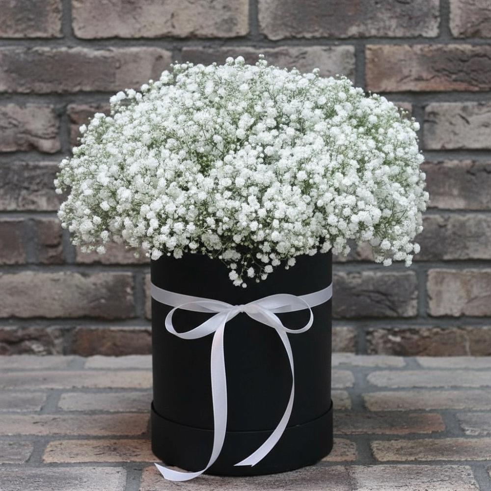 Цветочная композиция из Гипсофила в шляпной коробке в Красный Бор