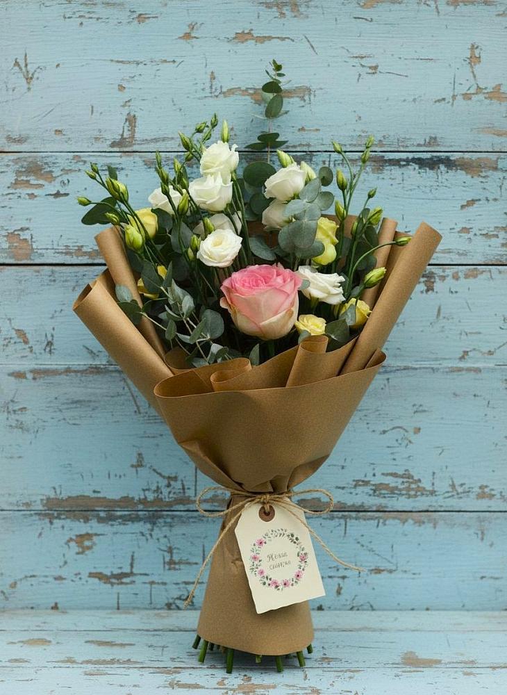 Букет цветов из: Розы и Лизиантусы в Красный Бор