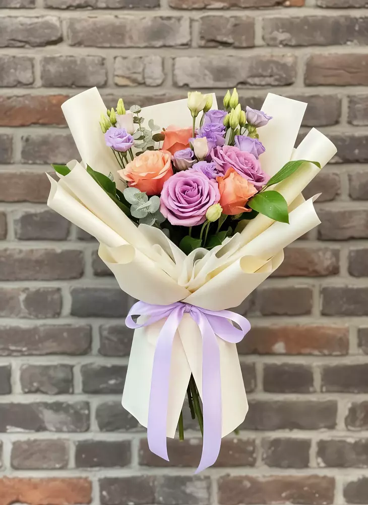 Букет цветов из: Лизиантусы и Розы в Красный Бор