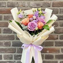 Букет цветов из:  Лизиантусы и Розы в Красный Бор