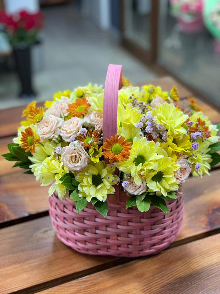 Цветочная композиция из Хризантемы и Розы в корзине в Красный Бор