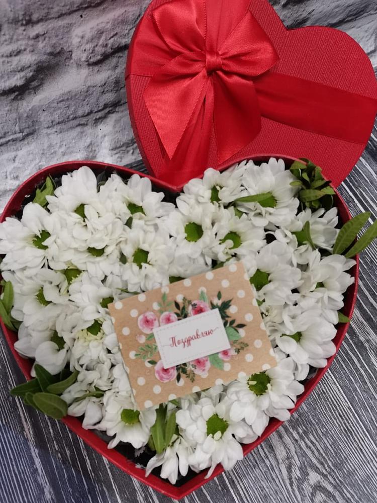 Цветочная композиция из Хризантемы в виде сердца в Красный Бор