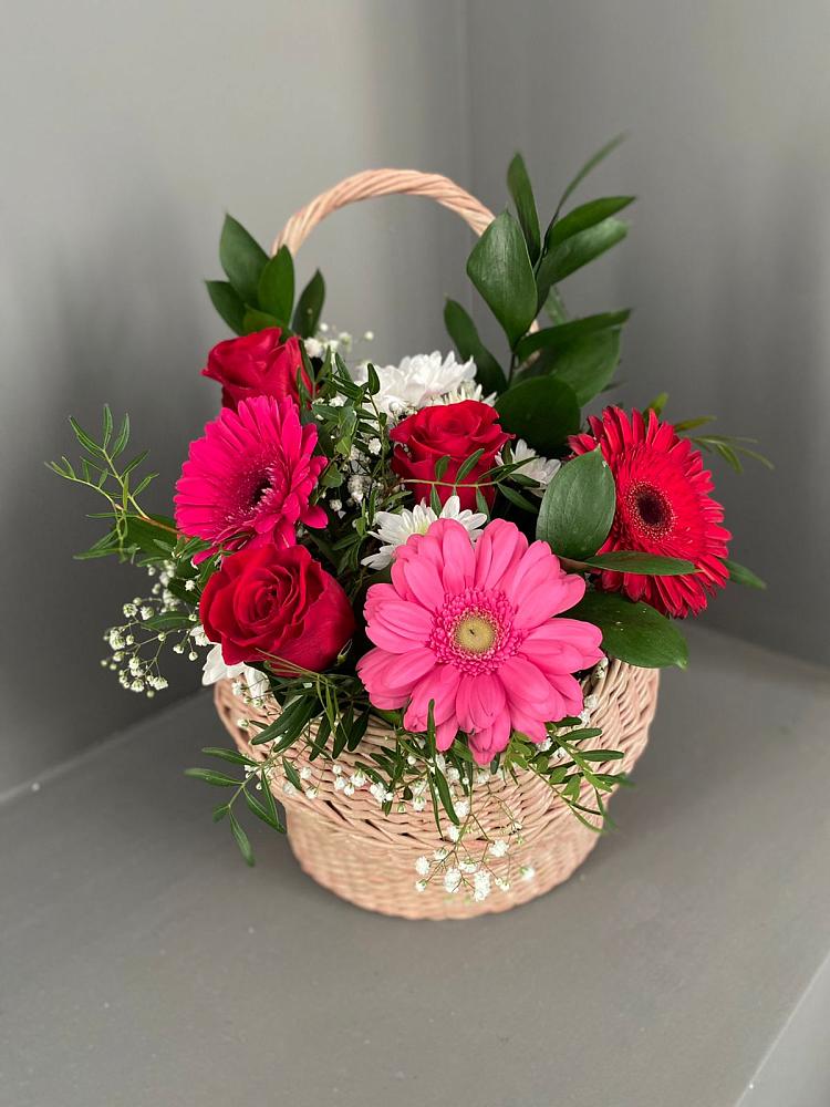 Цветочная композиция из Розы, Хризантемы и Герберы в корзине в Красный Бор