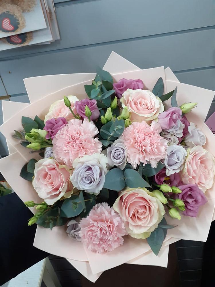 Букет цветов из: Розы, Гвоздики и Лизиантусы в Красный Бор