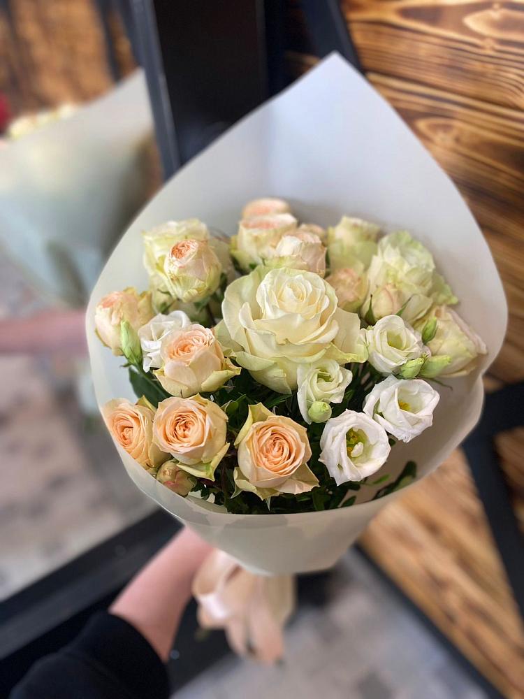 Букет цветов из: Розы и Лизиантусы в Красный Бор