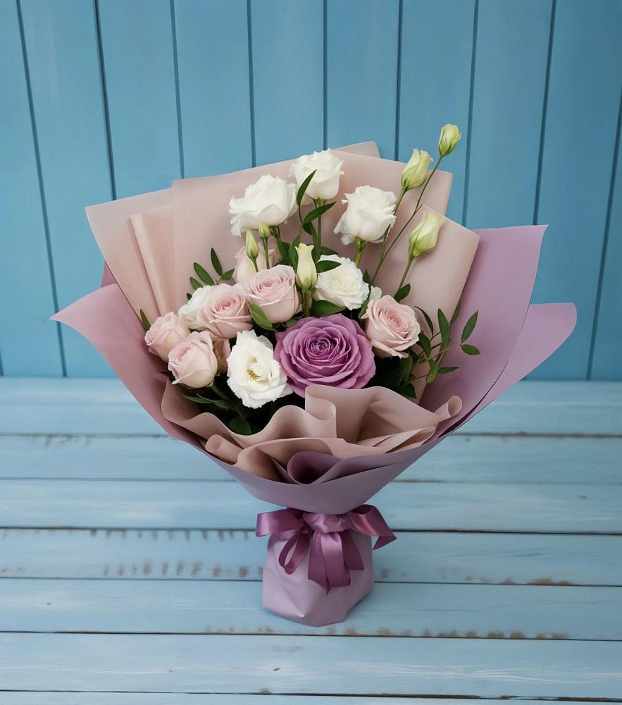 Букет цветов из: Розы и Лизиантусы в Красный Бор